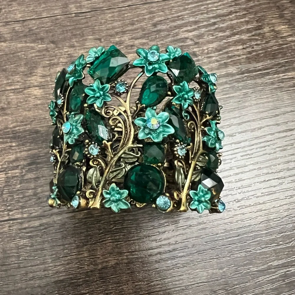 Stunning Green and goldtone Floral clamper Bracelet size 6
